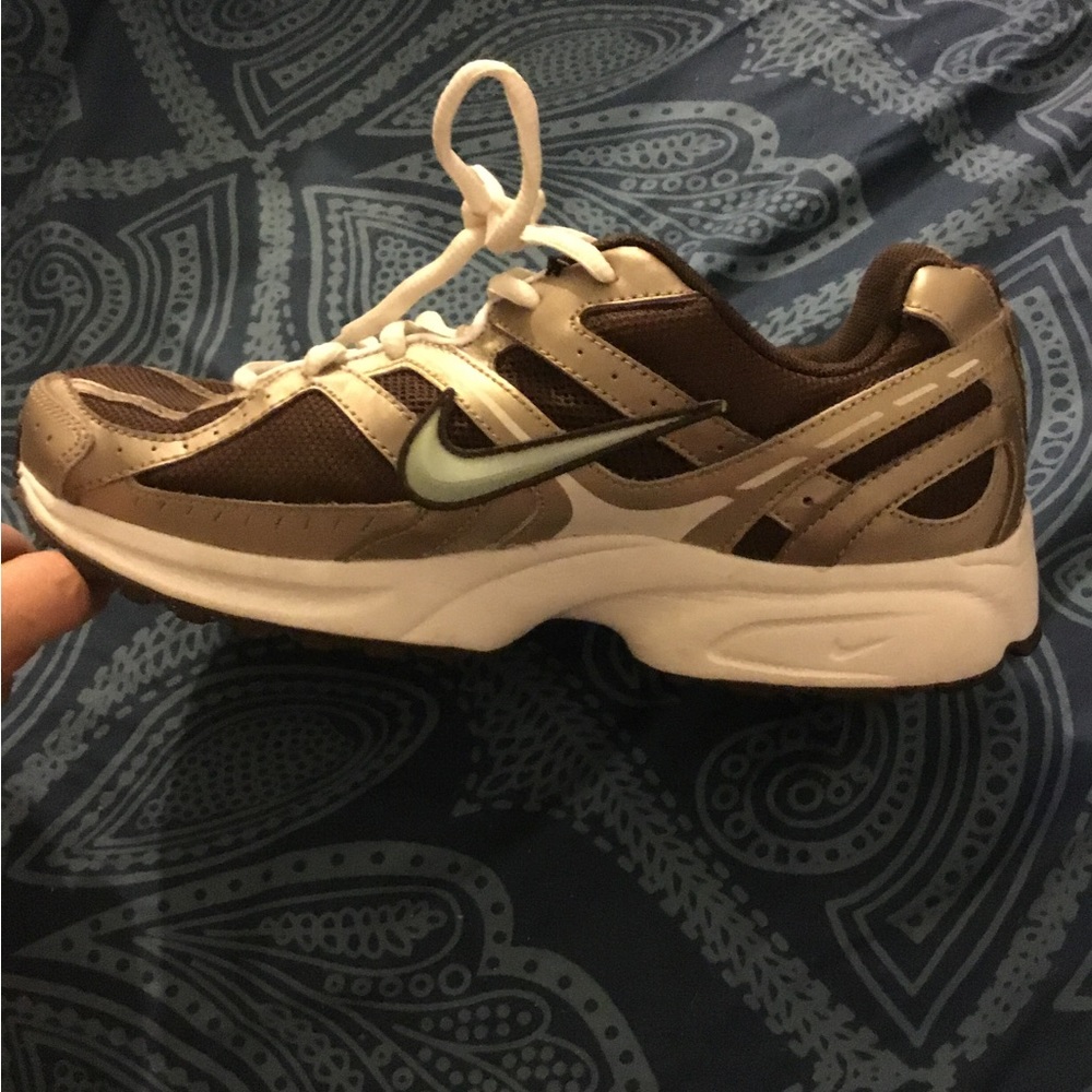 Woman’s Nike shoes vintage 2009 size 9